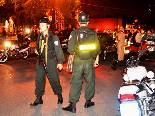 Gần 200 cảnh sát phong tỏa hai vũ trường lớn Tuyến đường Hồ Huấn Nghiệp bị phong toả