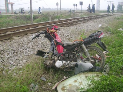 Bị tàu hỏa đâm, vợ chồng chết sau ngày cưới Bị tàu hỏa đâm, vợ chồng chết sau ngày cưới