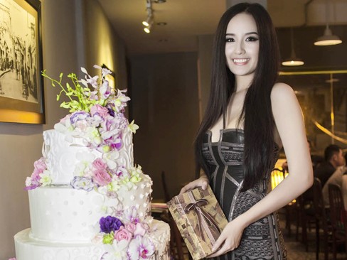 Mai Phương Thúy gợi cảm trong tiệc sinh nhật Mai Phương Thúy gợi cảm trong tiệc sinh nhật