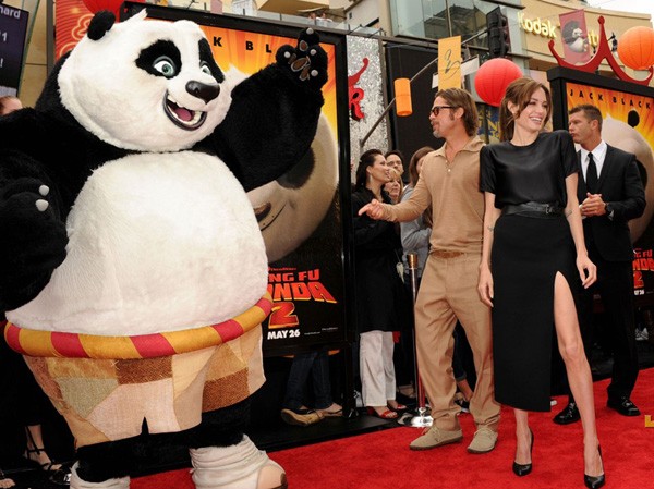 Angelina Jolie gợi cảm bên Brad Pitt giản dị Angelina Jolie gợi cảm bên Brad Pitt giản dị
