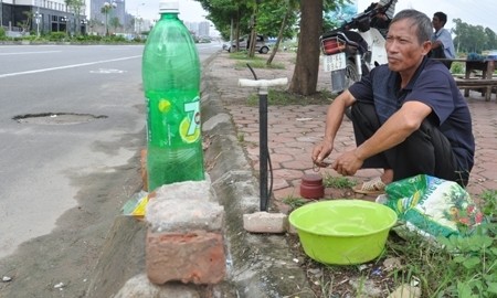 Bố thủ khoa sống trong ống cống kiếm tiền nuôi con Bố thủ khoa sống trong ống cống kiếm tiền nuôi con