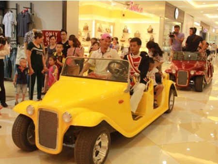 Xuân Bắc dẫn đoàn ‘Cầu thủ tí hon’ khám phá Vincom Mega Mall Royal City Xuân Bắc dẫn đoàn ‘Cầu thủ tí hon’ khám phá Vincom Mega Mall Royal City
