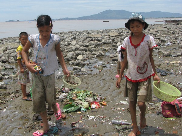 Người trẻ nghĩ về tiền Trẻ em mưu sinh tại bãi biển Hậu Lộc (Thanh Hóa). Ảnh: Hoàng Lam
