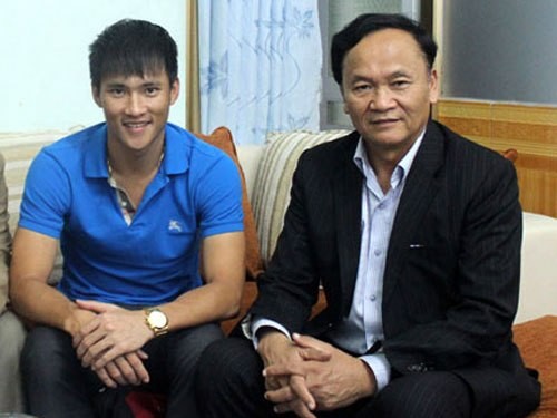 Công Vinh mặc áo số 89 ở Sông Lam Công Vinh mặc áo số 89 ở Sông Lam
