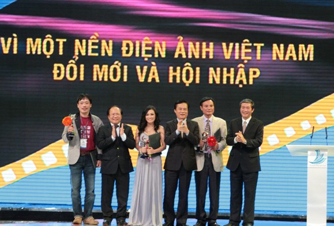 Vắng vàng, có 3 sen bạc Vắng vàng, có 3 sen bạc