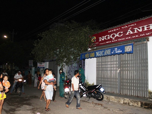Hàng trăm người dân hiếu kỳ kéo đến tiệm vàng bị cướp Người dân hiếu kỳ kéo đến tiệm vàng Ngọc Ánh. Ảnh: Nguyễn Huy