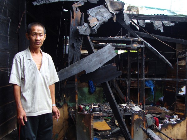 Ông Cu lì: Đã nghèo lại... cháy nhà Ông Cu lì: Đã nghèo lại... cháy nhà