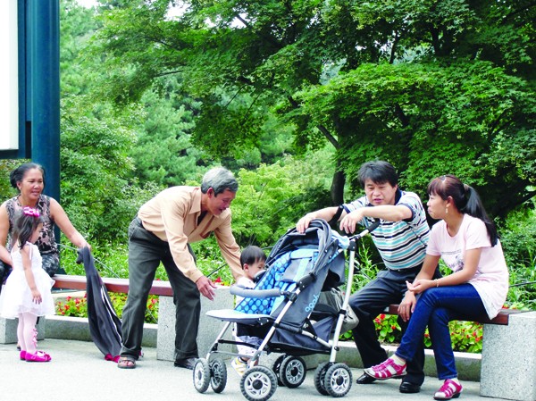 Thăm con làm dâu xứ Kim Chi Gia đình đoàn tụ vui vẻ