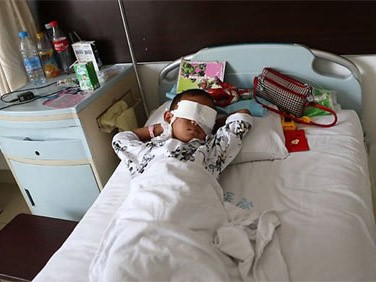 Những câu hỏi đau lòng vụ bé trai bị moi mắt Những câu hỏi đau lòng vụ bé trai bị moi mắt