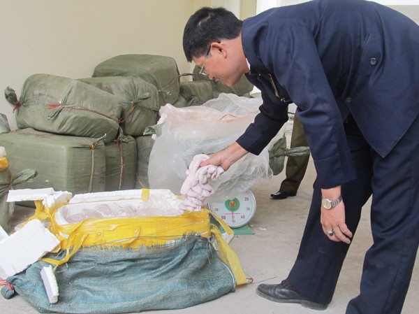 Đóng lò mổ chui, ngăn thịt bẩn từ biên giới Quản lý thị trường bắt giữ lô hàng nội tạng không rõ nguồn gốc. Ảnh: Đức Anh