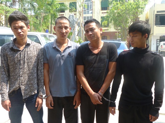 Côn đồ bịt mặt nổ súng, chém người Côn đồ bịt mặt nổ súng, chém người
