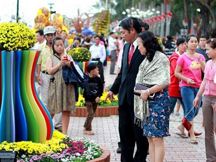 Ông Nguyễn Bá Thanh gặp dân, thưởng hoa xuân Ông Nguyễn Bá Thanh gặp dân, thưởng hoa xuân
