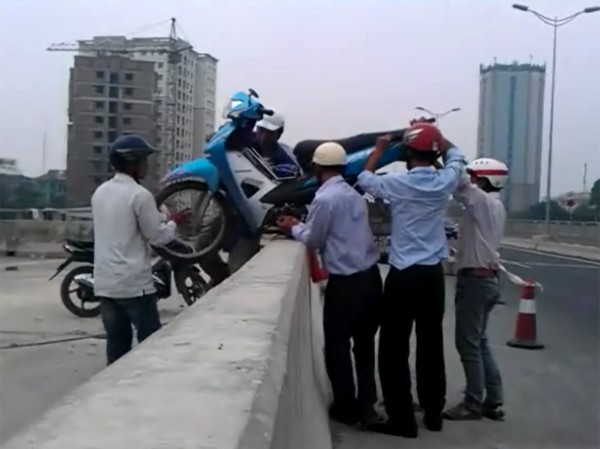 'Cò' vác xe máy trên cầu Thanh Trì 'hốt bạc' 'Cò' vác xe máy trên cầu Thanh Trì 'hốt bạc'