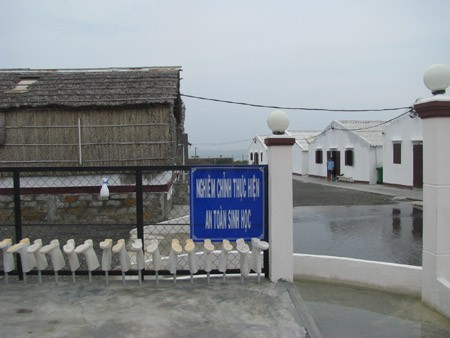 Nghi vấn bán tôm thí nghiệm cho dân Nghi vấn bán tôm thí nghiệm cho dân