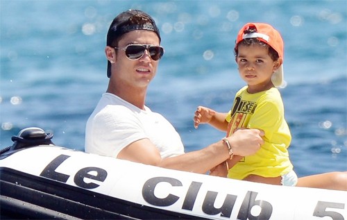 Hai quý tử nhà C. Ronaldo và Messi giống nhau kì lạ Hai quý tử nhà C. Ronaldo và Messi giống nhau kì lạ