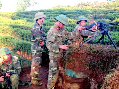 'Đánh trận' giữa thời bình Thực hành đánh địch. Ảnh: Minh Quang