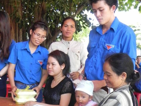 Bồng con 4 tháng tuổi đi thi đại học Bồng con 4 tháng tuổi đi thi đại học