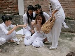 ‘Áo trắng’ sa vào vòng tội lỗi ‘Áo trắng’ sa vào vòng tội lỗi