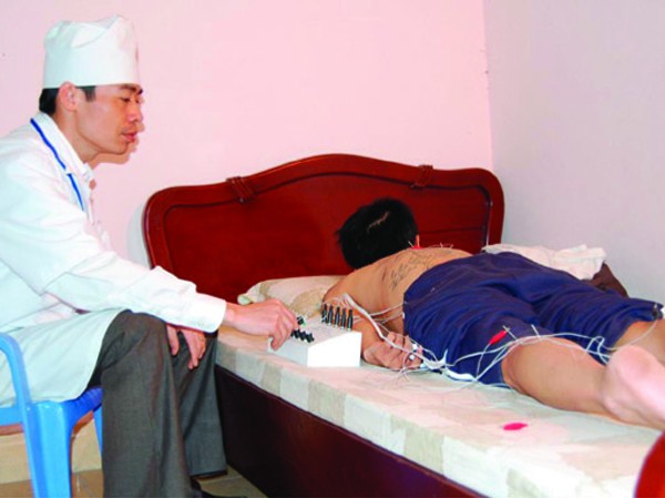 Hồi sinh những cuộc đời lầm lỡ Bác sỹ tại Trung tâm Hồng Phúc điều trị cai nghiện cho bệnh nhân