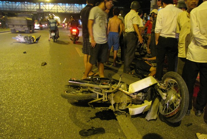 Xe máy “húc” nhau, hai thanh niên nằm bất động Hiện trường vụ tai nạn