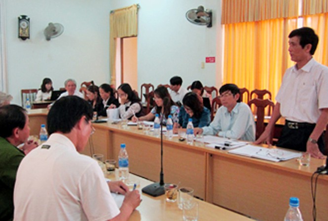 Bàn cách nuôi dưỡng bé gái bị bố mẹ nuôi đánh đập Cuộc họp bàn cách chăm sóc bé Phi Ảnh: P.Đ