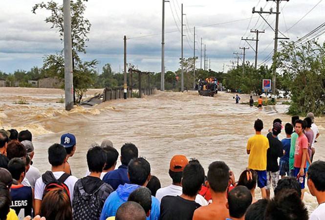 Bão Santi đổ bộ vào Philippines, 13 người chết Bão Santi đổ bộ vào Philippines, 13 người chết