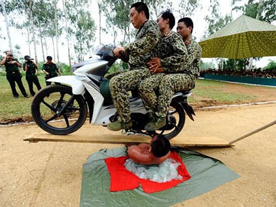 Đặc công phô diễn cơ thể mình đồng da sắt Đặc công phô diễn cơ thể mình đồng da sắt