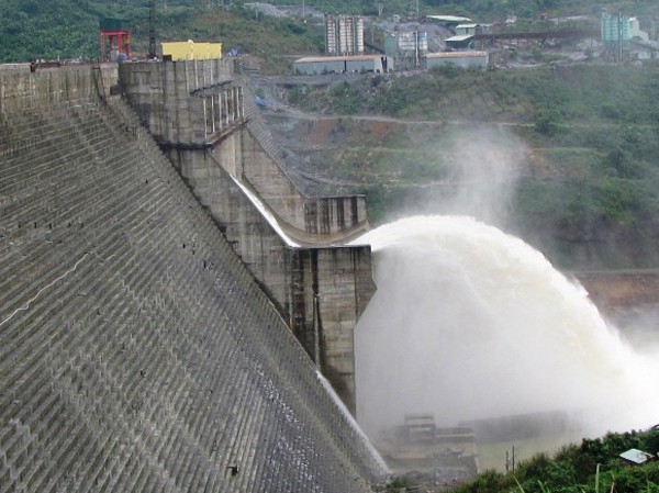 Tích nước xả lũ, hạ du khốn đốn Thủy điện sông Tranh 2 xả lũ ngày 7-11. Ảnh: Nguyễn Thành
