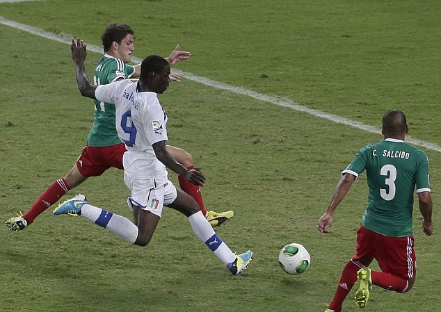 ‘Siêu quậy’ Balotelli lên tiếng, Italia vượt Mexico ‘Siêu quậy’ Balotelli lên tiếng, Italia vượt Mexico