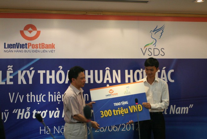 Tặng 300 triệu đồng cho Quỹ hỗ trợ Sinh viên Việt Nam Tặng 300 triệu đồng cho Quỹ hỗ trợ Sinh viên Việt Nam