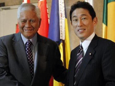 Nhật muốn cấp 10 tàu tuần tra Biển Đông cho Phillippines Bộ trưởng Ngoại giao Phillippines Albert del Rosario (bên trái)và Bộ trưởng Ngoại giao Nhật Bản Fumio Kishida