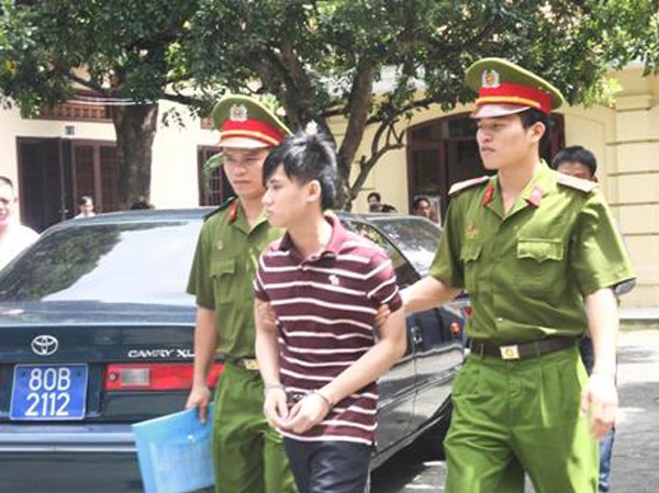 Làm Làm "trò người lớn" với bé 13 tuổi, ngồi tù 14 năm