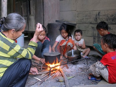 5 đứa trẻ thơ sống 'lay lắt' vì cha chết, mẹ điên khờ 5 đứa trẻ thơ sống 'lay lắt' vì cha chết, mẹ điên khờ
