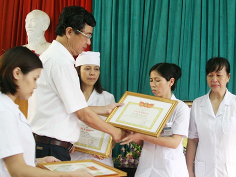 Vụ tiêu cực ở BV Hoài Đức: Nghẹn ngào lễ trao thưởng Vụ tiêu cực ở BV Hoài Đức: Nghẹn ngào lễ trao thưởng