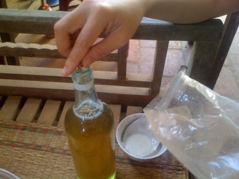 Vỏ cây + đường phèn = mật ong 'xịn' Vỏ cây + đường phèn = mật ong 'xịn'