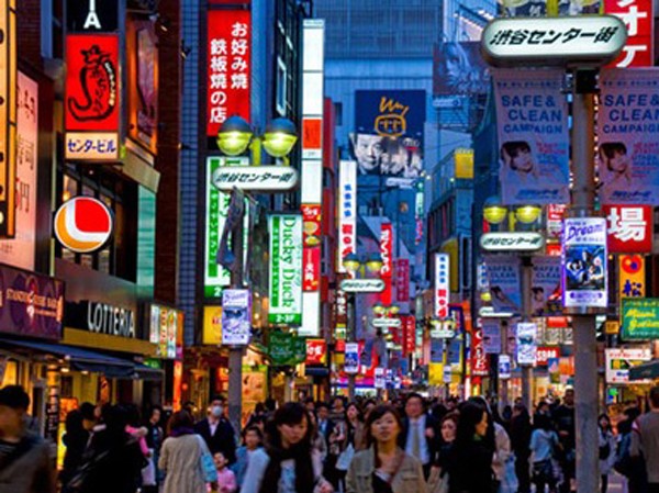 “Sống ở Tokyo mới biết ai giàu, nghèo” Việc đồng Yên tăng giá mạnh so với USD đã khiến chi phí sinh hoạt của các cá nhân và doanh nghiệp nước ngoài đang cư trú tại Nhật Bản tăng vọt