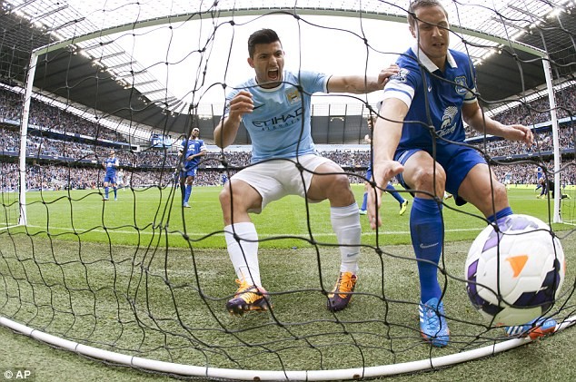 Man City chấm dứt mạch bất bại của Everton Man City chấm dứt mạch bất bại của Everton