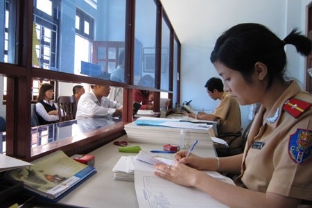Từ 1-1-2012 phí đăng ký ô tô con là 20 triệu đồng/xe Từ 1-1-2012 phí đăng ký ô tô con là 20 triệu đồng/xe