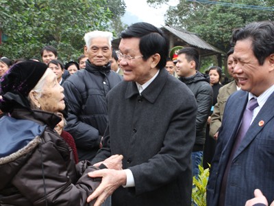 Chủ tịch nước đi thăm và chúc Tết tại Tân Trào Chủ tịch nước Trương Tấn Sang thăm hỏi và chúc Tết nhân dân xã Tân Trào Ảnh: TTXVN