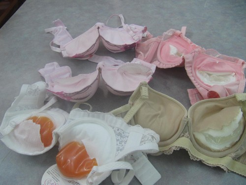 Thu giữ chục nghìn chiếc áo ngực nghi có chất lạ Thu giữ chục nghìn chiếc áo ngực nghi có chất lạ