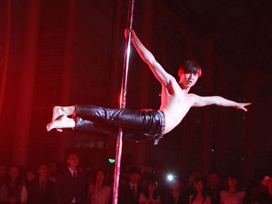 Sinh viên ĐH tinh hoa múa cột tại ngày tựu trường Sinh viên ĐH tinh hoa múa cột tại ngày tựu trường