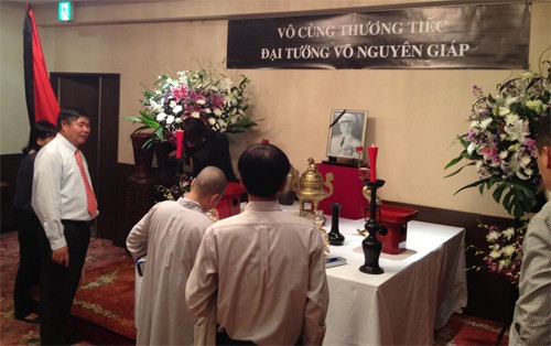 Đại sứ quán ở nước ngoài đón đồng bào tới viếng Đại tướng Đại sứ quán ở nước ngoài đón đồng bào tới viếng Đại tướng
