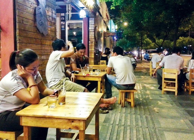 Nhân viên văn phòng tối bán phở, cà phê Nhân viên văn phòng tối bán phở, cà phê