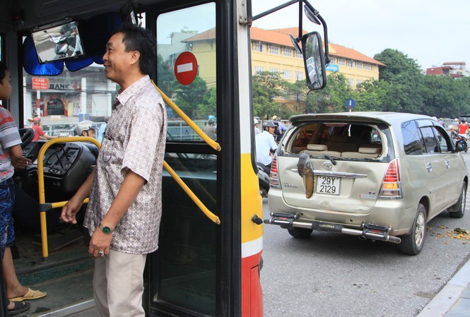 Xe buýt đâm vỡ đuôi xe con trên cầu Chương Dương Chiếc xe buýt và chếc xe Toyota Inova sau khi va chạm