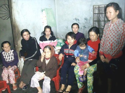 Đại gia đình sống nhờ gánh đồng nát của con dâu Đại gia đình sống nhờ gánh đồng nát của con dâu