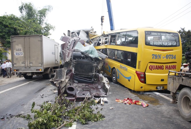 Tai nạn giao thông làm một người chết, 23 người bị thương Tai nạn giao thông làm một người chết, 23 người bị thương