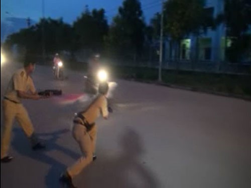 Xem CSGT tung 'độc chiêu' trị quái xế Xem CSGT tung 'độc chiêu' trị quái xế