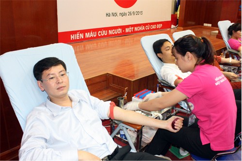 Hàng trăm cán bộ, nhân viên hiến máu nhân đạo Hàng trăm cán bộ, nhân viên hiến máu nhân đạo