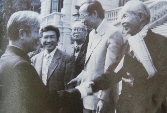 Ngọn cỏ gió đùa Tổng Bí thư Đỗ Mười chúc mừng nhà giáo nhân dân Vũ Đình Liên năm 1991. Ảnh: Trần Ấm