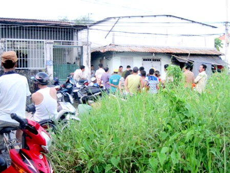 Nổ súng trấn áp 3 kẻ tấn công cảnh sát Lực lượng chức năng tiến hành khám xét phòng trọ của các đối tượng